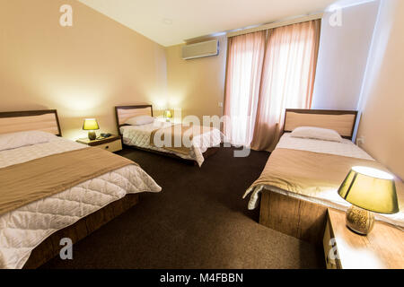 Dreibettzimmer im modernen hotel Stockfoto