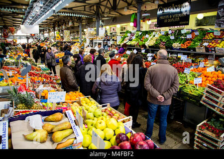 Obst und Gemüse in Mercato Albinelli in Modena, Italien Stockfoto