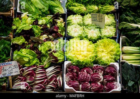 Kopfsalat in Mercato Albinelli in Modena, Italien Stockfoto