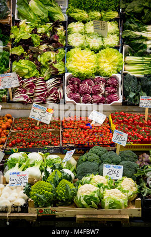 Obst und Gemüse in Mercato Albinelli in Modena, Italien Stockfoto