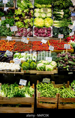 Obst und Gemüse in Mercato Albinelli in Modena, Italien Stockfoto