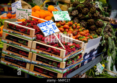 Obst und Gemüse in Mercato Albinelli in Modena, Italien Stockfoto