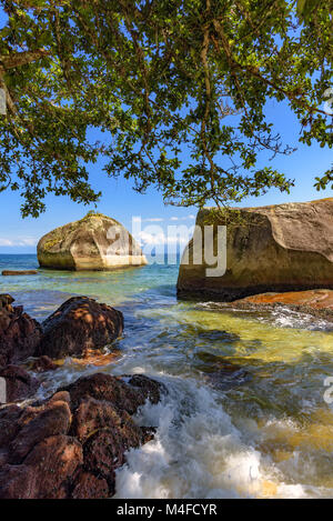 Einsame Strand zwischen den Regenwald Stockfoto