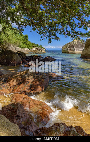 Einsame Strand zwischen den Regenwald Stockfoto