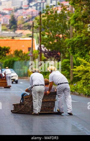 Rodelbahn Mitfahrer auf Schlitten in Monte - Funchal Madeira Portugal Stockfoto