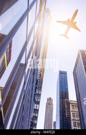 Flugzeug über moderne Gebäude Stockfoto