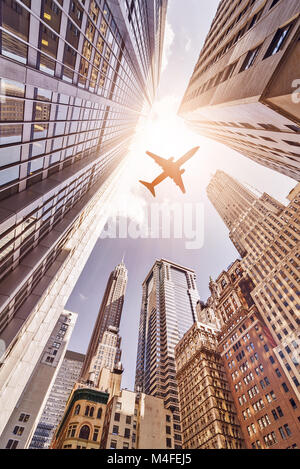 Flugzeug über skyskrapers Stockfoto