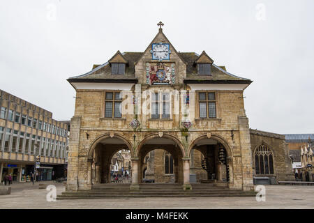 PETERBOROUGH, Großbritannien, - Februar 12., 2018. Peterborough Guildhall ist ein Beispiel für die historische Architektur im Stadtzentrum von Peterborough, Großbritannien. Stockfoto