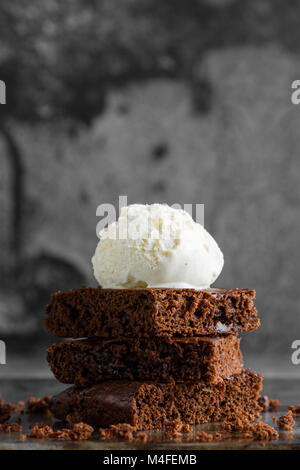Chocolate Brownies mit Vanilleeis Nahaufnahme Stockfoto