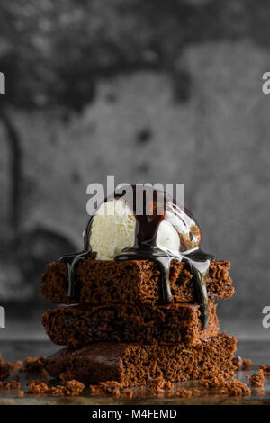 Chocolate Brownies mit Vanilleeis Nahaufnahme Stockfoto