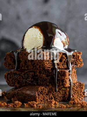 Chocolate Brownies mit Vanilleeis Nahaufnahme Stockfoto