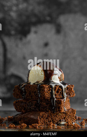 Chocolate Brownies mit Vanilleeis Nahaufnahme Stockfoto
