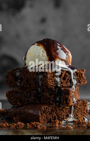 Chocolate Brownies mit Vanilleeis Nahaufnahme Stockfoto