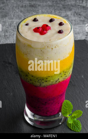 Bunte Smoothie aus verschiedenen Früchten schichtweise in ein Glas Stockfoto
