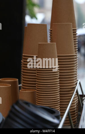 Close up Stapel von Braun verfügbare Kraftpapier cups auf Kaffeemaschine, Low Angle View Stockfoto