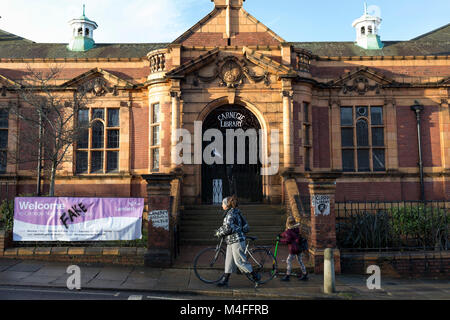 Außen an der Carnegie Bibliothek in Herne Hill im Süden Londons, die zum ersten Mal in fast 2 Jahren eröffnet, die am 15. Februar 2018 in London, England. Von Lambeth Rat geschlossen und belegt durch Demonstranten für 10 Tage im Jahr 2016, wird die Bibliothek vermacht von uns Philanthrop Andrew Carnegie hat überhaupt gesperrt, weil, sagen Lambeth Sparmaßnahmen notwendig sind. Eine Turnhalle, die Einheimischen sagen, dass Sie nicht wollen oder müssen, hat im Keller und Bibliothek Raum einen Bruchteil wie zuvor und es glaubte, keine qualifizierte Bibliothekare anwesend sein wird, um es zu verwalten installiert. Die Demonstranten auch Bel Stockfoto