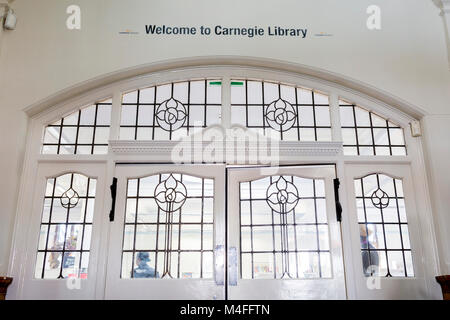 Eingang von der Carnegie Bibliothek in Herne Hill im Süden Londons, die seine Türen zum ersten Mal in fast 2 Jahren geöffnet hat, die am 15. Februar 2018 in London, England. Von Lambeth Rat geschlossen und belegt durch Demonstranten für 10 Tage im Jahr 2016, wird die Bibliothek vermacht von uns Philanthrop Andrew Carnegie hat überhaupt gesperrt, weil, sagen Lambeth Sparmaßnahmen notwendig sind. Eine Turnhalle, die Einheimischen sagen, dass Sie nicht wollen oder müssen, hat im Keller und Bibliothek Raum ein Bruchteil installiert worden wie zuvor und es glaubte, keine qualifizierte Bibliothekare zu verwalten Ich Stockfoto