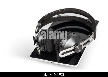 Kabellose Kopfhörer auf Tablet-PC Stockfoto