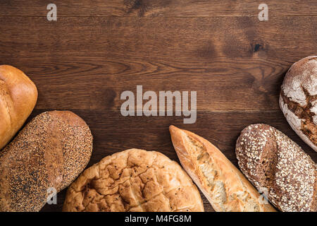 Hohe Betrachtungswinkel und einer Vielzahl von gebackenem Brot auf hölzernen Tisch Stockfoto