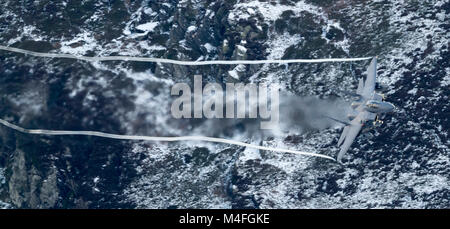 F-15E Strike Eagle geringe Flugausbildung in Wales LFA7 (Die Mach Loop). Stockfoto