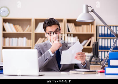 Geschäftsmann Brief im Büro zu erhalten Stockfoto