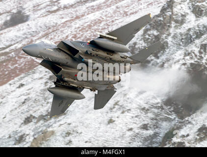 USAF F-15 E Strike Eagle von der 48th Fighter Wing geringe Flugausbildung in Wales Stockfoto