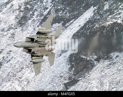 USAF F-15 E Strike Eagle von der 48th Fighter Wing geringe Flugausbildung in Wales Stockfoto