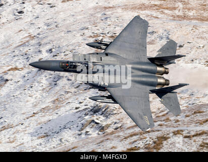 USAF F-15 E Strike Eagle von der 48th Fighter Wing geringe Flugausbildung in Wales Stockfoto