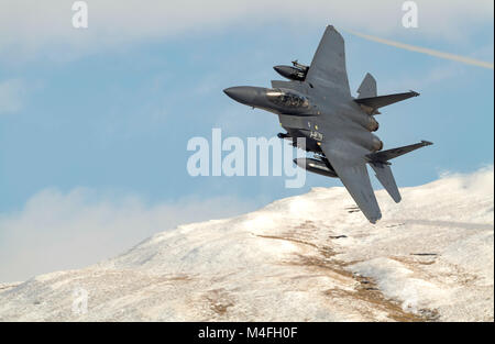 USAF F-15 E Strike Eagle von der 48th Fighter Wing geringe Flugausbildung in Wales Stockfoto