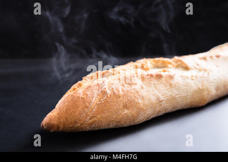 In der Nähe von frisch gebackenem Brot Brot auf schwarzem Hintergrund Stockfoto