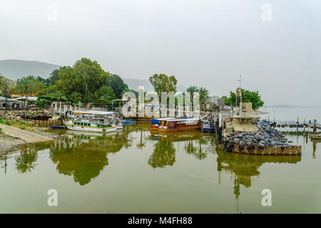 EIN GEV, Israel - 11. FEBRUAR 2018: die Szene der Pier der Kibbuz Ein Gev, am östlichen Ufer des Sees von Galiläa, mit den Golanhöhen im b Stockfoto