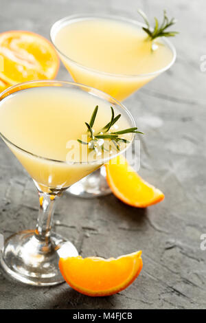 Orange und Tangerine Cocktail mit Rosmarin Stockfoto