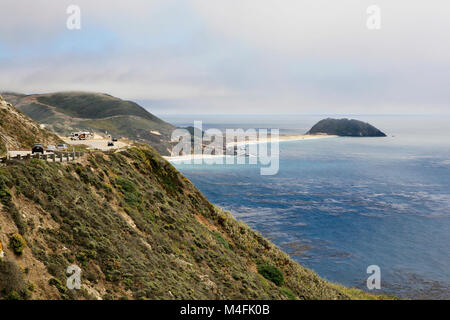 Pacific Coast Highway Kalifornien Rundreise mit Blick auf Meer und Küste in der Straße mit Fahrzeugen und Wohnmobile Stockfoto