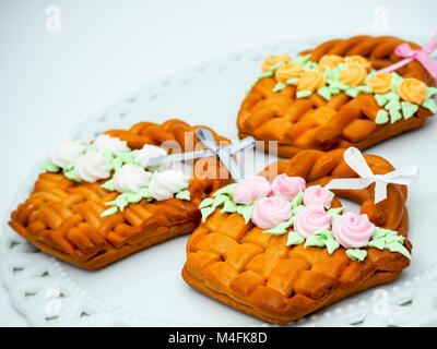 Hausgemachte Lebkuchen Ostern Korb Leckereien! Frisches selbstgebackenes Lebkuchen Ostern Körbe, mit handgearbeiteten Puderzucker Dekoration. Schöne gemütliche Atmosphäre Stockfoto