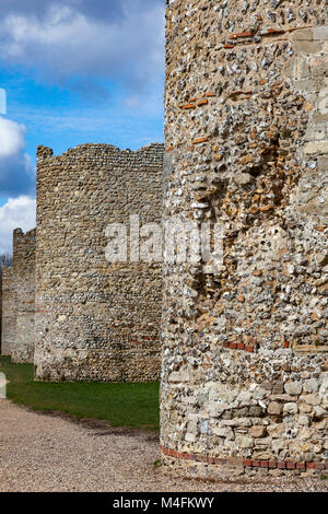 Detail der Ziegel Stein und Feuerstein Mauern von Portchester Castle, Portsmouth. Hampshire, Großbritannien Stockfoto