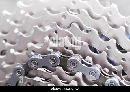Mountainbike Rad und Getriebe Detail mit einer neuen sauberen Kette und Metall Kettenringe. Stockfoto