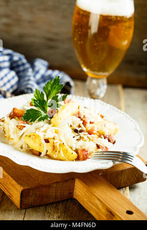 Hausgemachten Sauerkraut, Speck und Knödel Eintopf Stockfoto