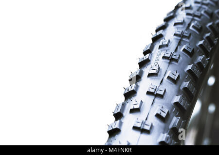 Neu und sauber Black Mountain bike Hinterrad detail und 29 x 2,2 Reifen close up, abstrakten mit weißem Hintergrund Stockfoto