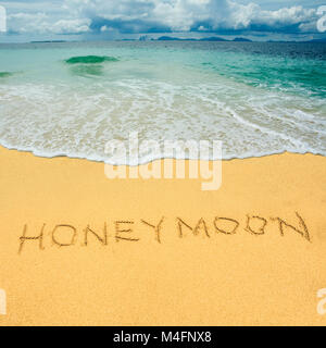 Flitterwochen in einem tropischen Sandstrand gezogen Stockfoto