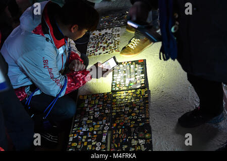 Gangneung, Südkorea. 16 Feb, 2018. Sammler, die in Stifte in Tainan, Südkorea, 16. Februar 2018 interessiert. Credit: Peter Kneffel/dpa/Alamy leben Nachrichten Stockfoto