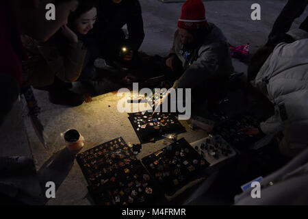 Gangneung, Südkorea. 16 Feb, 2018. Sammler, die in Stifte in Tainan, Südkorea, 16. Februar 2018 interessiert. Credit: Peter Kneffel/dpa/Alamy leben Nachrichten Stockfoto