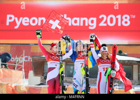 Das Yongpyong-resort, Südkorea. 16 Feb, 2018. Frida Hansdotter (Gold, C) der Schweden, Wendy Holdener (Silber, L) der Schweiz und Katharina Gallhuber (Bronze, R) Österreichs während der Preisverleihung nach dem 2. Durchgang der Riesenslalom der Frauen Ski alpin Ereignis während der PYEONGCHANG 2018 Winter Olympics in Yongpyong, Südkorea, 16. Februar 2018. Quelle: Michael Kappeler/dpa/Alamy leben Nachrichten Stockfoto