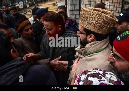 Srinagar, Indien. 16 Feb, 2018. In Kaschmir, der Oberpriester und Vorsitzender der gemäßigten Fraktion alle Parteien Hurriyat Conference (APHC) Mirwaiz Umar Farooq Hand schüttelt mit seinen Anhängern außerhalb der Großen Moschee (Jamia Masjid) in Srinagar, Indien verwalteten Kaschmir. Die wöchentliche Gebete Freitag wurden in der Großen Moschee (Jamia Masjid) Srinagar nach drei Wochen erlaubt. Hurriyat Conference (M) Vorsitzende Freitag die Regierung für das Freitagsgebet kritisiert, bei der großen Moschee (Jamia Masjid) jedes jetzt und dann. Er kritisierte an der Behörden für wiederholt Seiteneffekt Frid Stockfoto