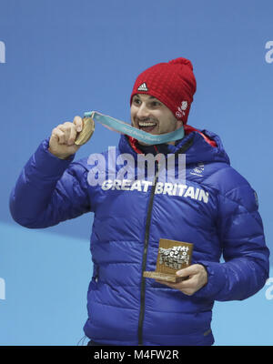 Pyeongchang, Südkorea. 16 Feb, 2018. Bronzemedallist Dom Parsons von Großbritannien stellt für Fotos während der siegerehrung der Männer Skelett an 2018 PyeongChang Winter-olympischen Spiele auf der Medal Plaza, Pyeongchang, Südkorea, Jan. 16, 2018. Credit: Bai Xuefei/Xinhua/Alamy leben Nachrichten Stockfoto