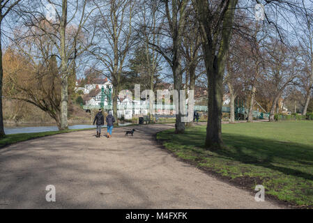 Shrewsbury, Großbritannien, 16. Februar 2018. Die Blüten sind Starten im und um den Steinbruch in Shrewsbury, Shropshire zu knallen. Die ersten Anzeichen, dass der Frühling ist auf dem Weg an einem schönen sonnigen Morgen im Westen Moidlands. Credit: Kelly Rann/Alamy leben Nachrichten Stockfoto