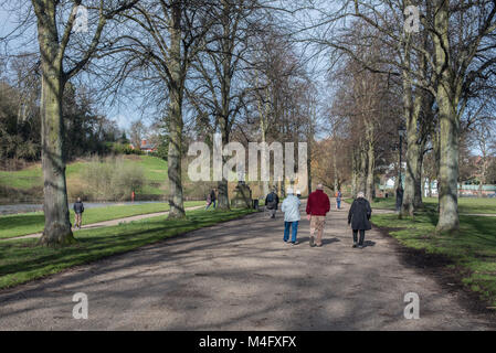 Shrewsbury, Großbritannien, 16. Februar 2018. Die Blüten sind Starten im und um den Steinbruch in Shrewsbury, Shropshire zu knallen. Die ersten Anzeichen, dass der Frühling ist auf dem Weg an einem schönen sonnigen Morgen im Westen Moidlands. Credit: Kelly Rann/Alamy leben Nachrichten Stockfoto