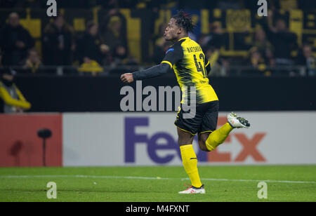 Dortmund, Deutschland. 15 Feb, 2018. Dortmunder Michy Batshuayi feiert während der UEFA Europa League Fußball Spiel Borussia Dortmund gegen Atalanta Bergamo in Dortmund, Deutschland, 15. Februar 2018. Credit: Guido Kirchner/dpa/Alamy leben Nachrichten Stockfoto