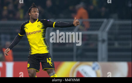 Dortmund, Deutschland. 15 Feb, 2018. Dortmunder Michy Batshuayi reagiert während der UEFA Europa League Fußball Spiel Borussia Dortmund gegen Atalanta Bergamo in Dortmund, Deutschland, 15. Februar 2018. Credit: Guido Kirchner/dpa/Alamy leben Nachrichten Stockfoto