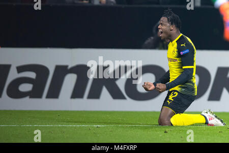 Dortmund, Deutschland. 15 Feb, 2018. Dortmunder Michy Batshuayi feiert während der UEFA Europa League Fußball Spiel Borussia Dortmund gegen Atalanta Bergamo in Dortmund, Deutschland, 15. Februar 2018. Credit: Guido Kirchner/dpa/Alamy leben Nachrichten Stockfoto