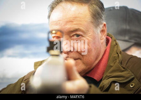 Mann mit einer Pistole Sicht oder Spotter schauen in die Kamera Stockfoto